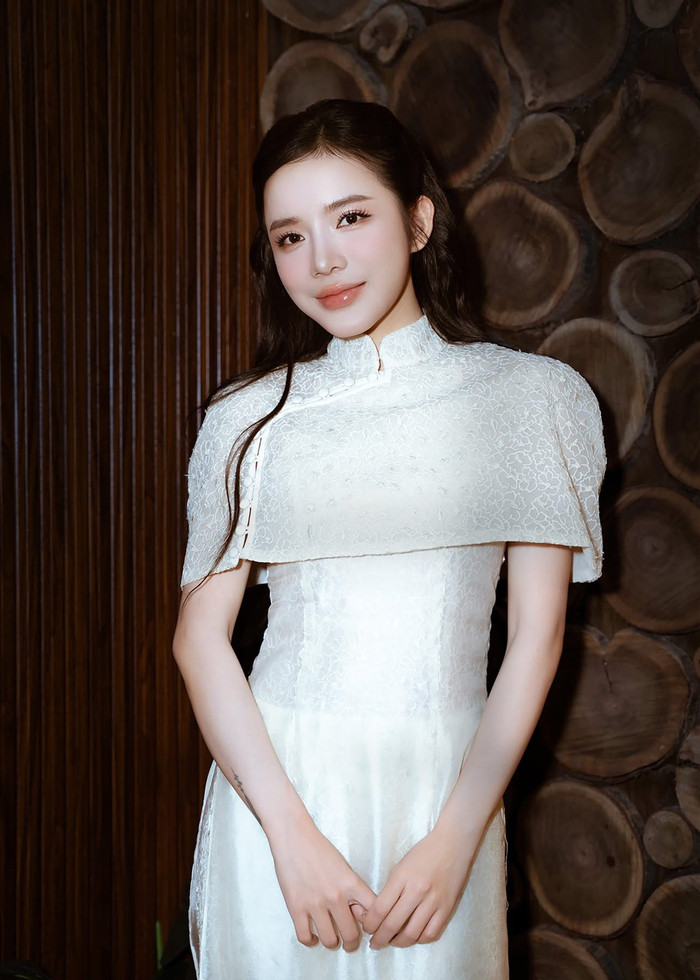 Khán giả cho rằng Lyly nên tập trung vào sự nghiệp sáng tác và ca hát thay vì cố theo đuổi diễn xuất (Ảnh: FBNV).