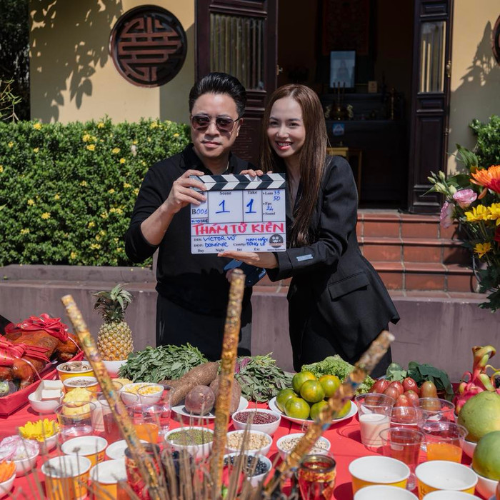 Đạo diễn Victor Vũ và Đinh Ngọc Diệp rạng rỡ trong buổi lễ khai máy dự án Thám Tử Kiên 2. - Ảnh: NSX