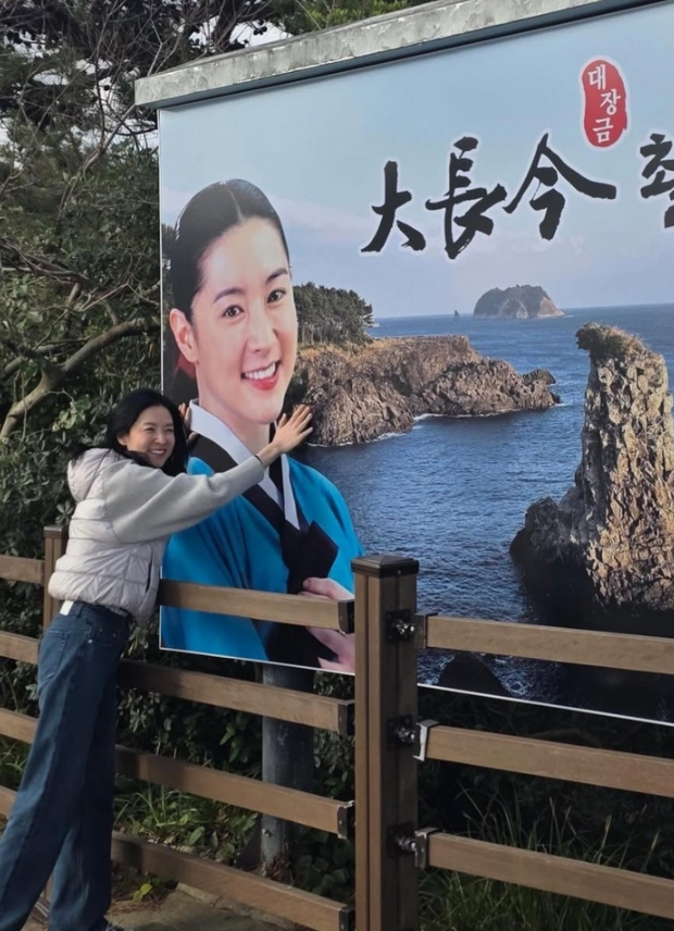 Lee Young Ae tạo dáng bên tấm bảng hình ảnh Jang Geum từ thời bộ phim phát sóng