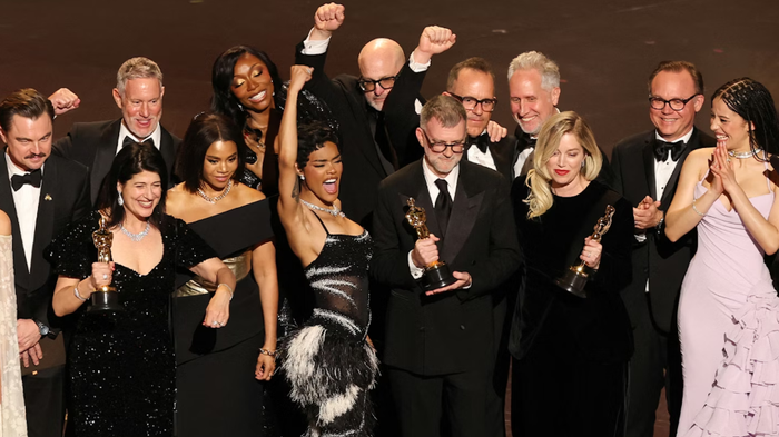 Đạo diễn Paul Thomas Anderson cùng ê-kíp phim One Battle After Another nhận giải Phim hay nhất (Ảnh: Getty)