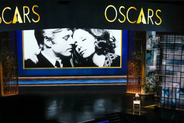 Barbra Streisand trình diễn ca khúc The Way We Were trong phần tưởng niệm Robert Redford (Ảnh: The New York Times)