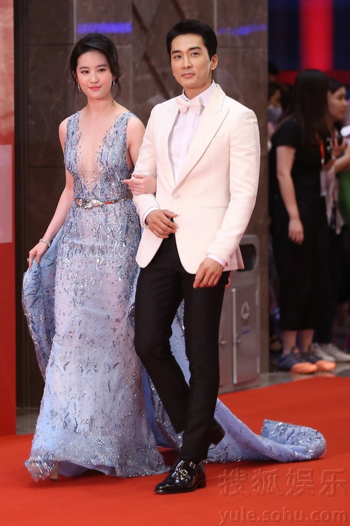 Lần hiếm hoi Lưu Diệc Phi công khai chuyện tình cảm là khi hẹn hò với Song Seung Hun. Ảnh: Sohu