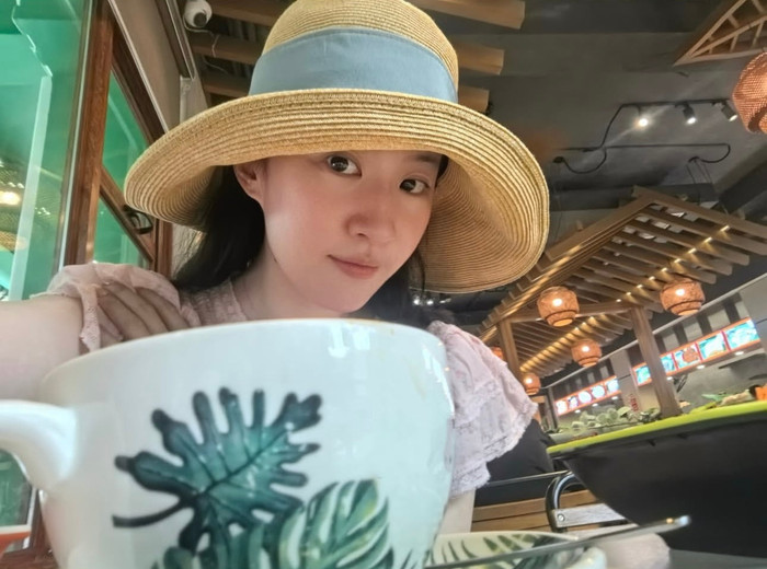 Lưu Diệc Phi không ngần ngại khoe mặt mộc trong cuộc sống đời thường. Ảnh: IGNV