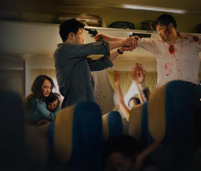 Phim Tử Chiến Trên Không đạt doanh thu khoảng 251,9 tỷ đồng khi công chiếu tại Việt Nam.