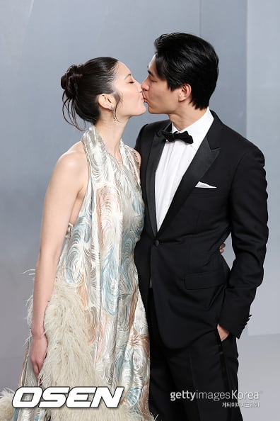 Lee Jae thoải mái hôn chồng sắp cưới ở bữa tiệc hậu lễ trao giải Oscar. Ảnh: Gettyiamges Korea