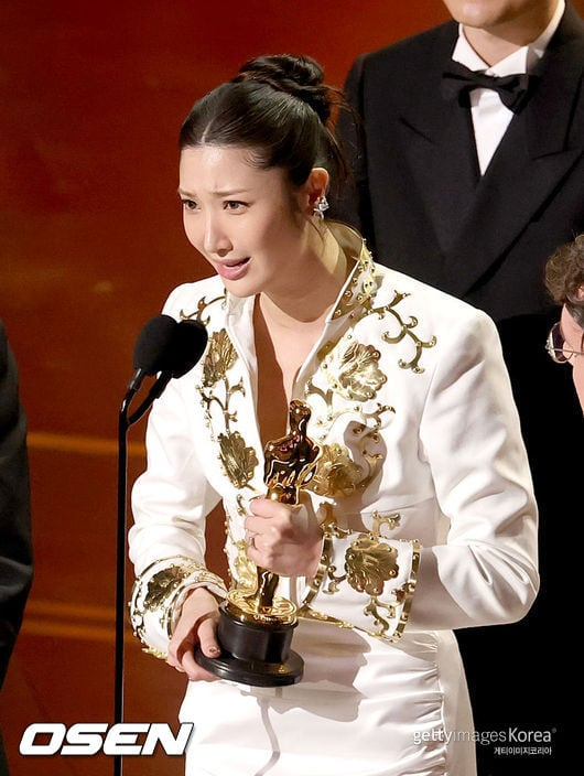 Lee Jae khi đại diện cho ê-kíp phát biểu trên sân khấu lễ trao giải Oscar. Ảnh: Gettyiamges Korea