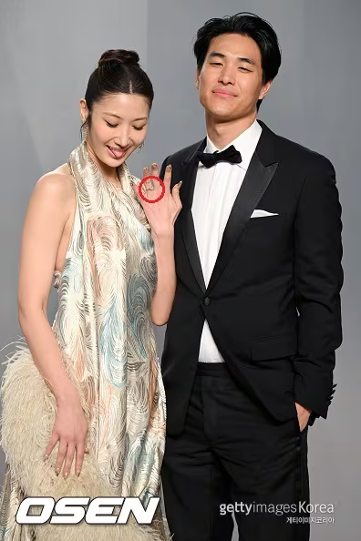 Nữ ca sĩ Lee Jae thoải mái khoe nhẫn đính hôn khi xuất hiện bên 'nửa kia'. Ảnh: Gettyiamges Korea