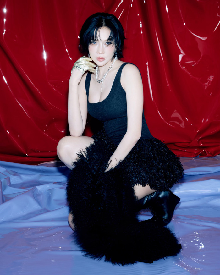 Trong loạt ảnh được chia sẻ, Khả Như xuất hiện với phong cách thời trang đầy quyến rũ (Ảnh: FBNV).