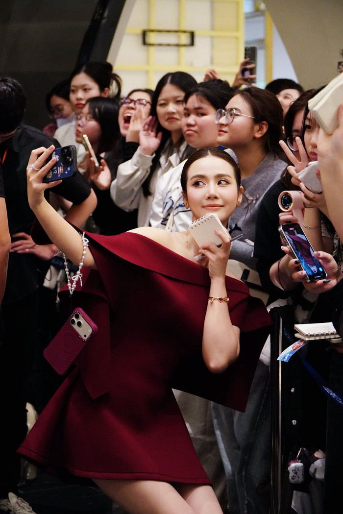 Huyền Lizzie nhí nhảnh chụp ảnh với khán giả khi tham gia công chiếu phim Thỏ Ơi!! tại Hà Nội vào tháng 2 vừa qua. Ảnh: FBNV