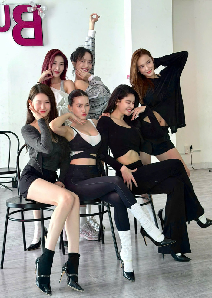 Trương Quỳnh Anh thu hút sự chú ý khi diện áo crop top khoe vòng eo thon, săn chắc.