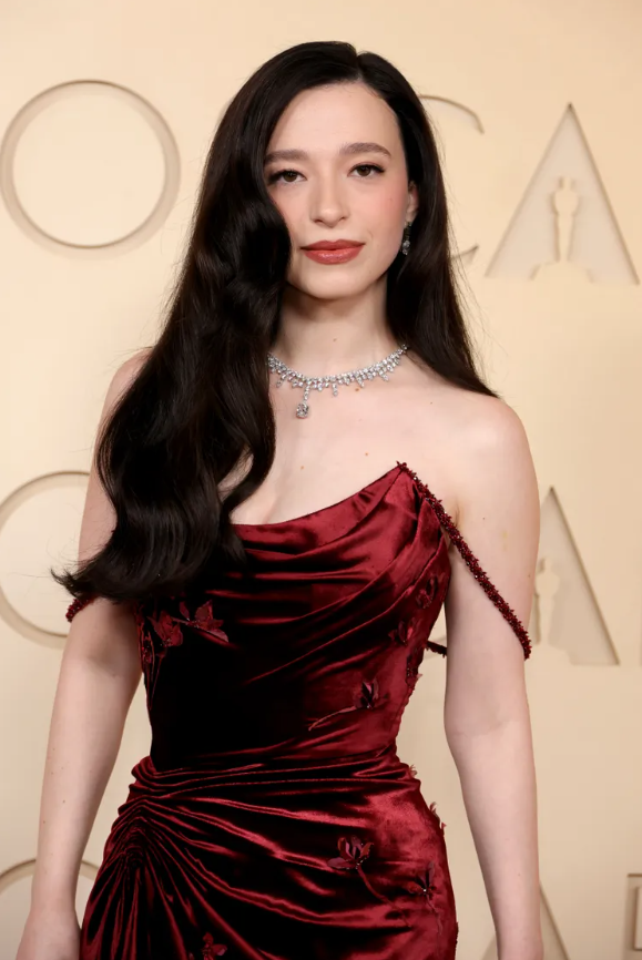 Mikey Madison xuất hiện với mái tóc gợn sóng màu đen huyền đầy quyến rũ. Kiểu tóc này do nhà tạo mẫu Rena Calhoun thực hiện bằng các sản phẩm của Hair Rituel by Sisley và Mane by Jen Atkin. Mái tóc mềm mại giúp hoàn thiện diện mạo lãng mạn của nữ diễn viên trong thiết kế của Dior.