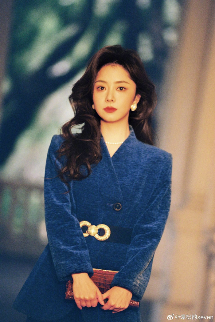 Đàm Tùng Vận xuất hiện với phong cách thời trang mang đậm hơi thở cổ điển.