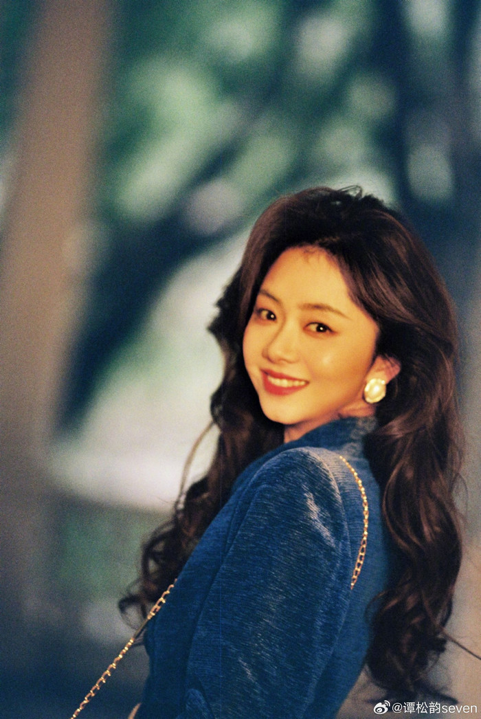 Trong những hình ảnh mới được chia sẻ, Đàm Tùng Vận lựa chọn kiểu tóc xoăn cổ điển.