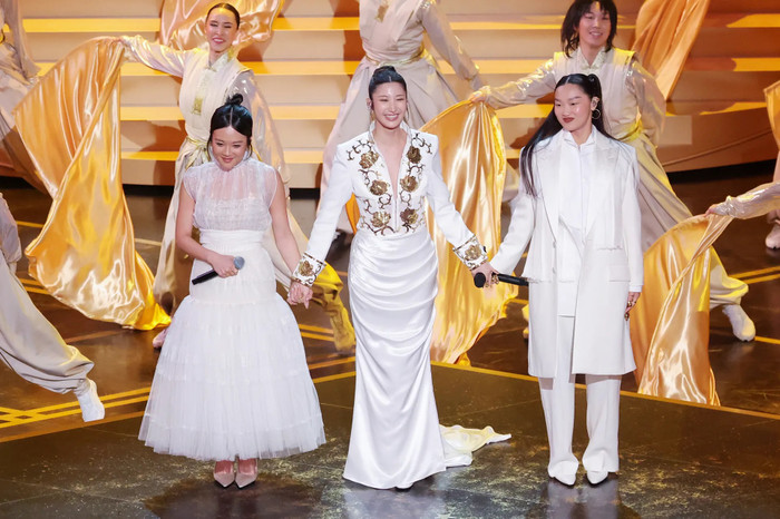 'Golden': Từ bản demo thu vội trên taxi đến ca khúc viết nên lịch sử Kpop Ảnh 5