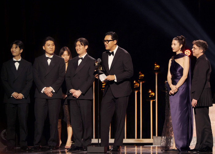 'Golden': Từ bản demo thu vội trên taxi đến ca khúc viết nên lịch sử Kpop Ảnh 4