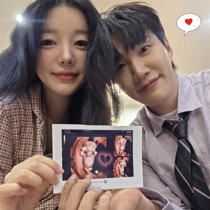 Moon Ji In thông báo mang thai con đầu lòng.