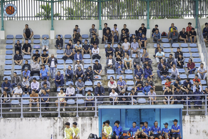 Người dân Quảng Ngãi đi xem bóng đá. Ảnh: CLB Quảng Ngãi