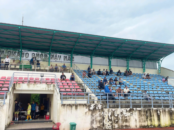 Sân Quảng Ngãi xuống cấp, nhìn mất thẩm mỹ.&nbsp;