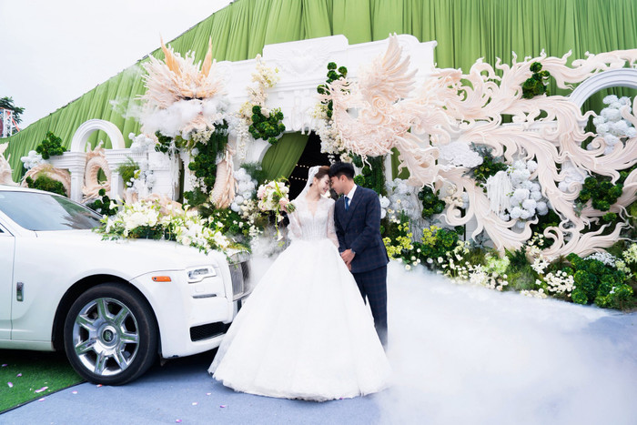 Chiếc xe Roll-Royce hơn 20 tỷ cũng trở thành một điểm nhấn đáng chú ý trong tấm hình cưới của tiền vệ Phạm Đức Huy và MC Huyền Trang. (Ảnh: FBNV)
