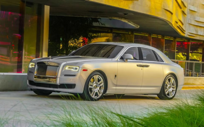 Thiết kế Roll-Royce đặc trưng đến từ mẫu xe trong đám cưới của tiền vệ Phạm Đức Huy. (Ảnh: Car And Driver)