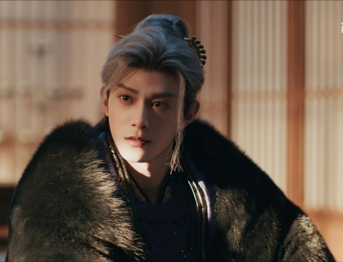 Tạo hình tóc bạc ấn tượng của Đặng Khải trong Trục Ngọc giúp anh tỏ sáng. - Ảnh: Sohu