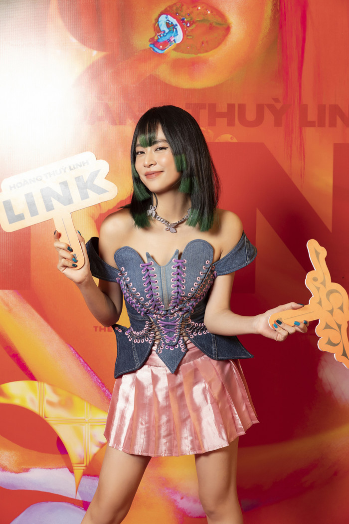 Đằng sau sự im lặng của Hoàng Thùy Linh Ảnh 4