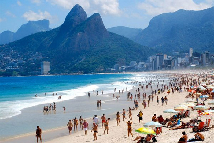 Làn nước trong xanh ở biển Mỹ Khê, Đà Nẵng