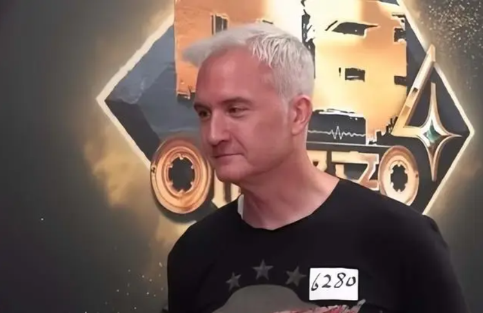 Bố Vĩ Kiệt xuất hiện mới đây với mái tóc bạc