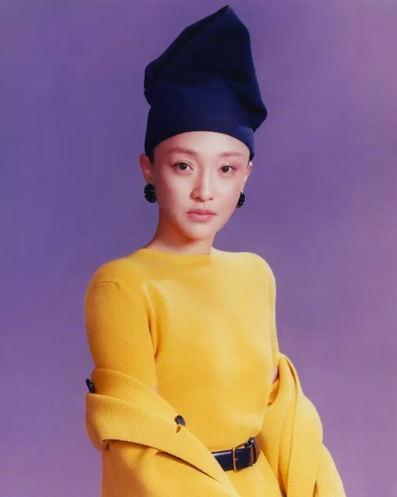 Loạt ảnh mới của nữ diễn viên Châu Tấn cho thấy phong cách thời trang cá tính hơn so với trước đây.