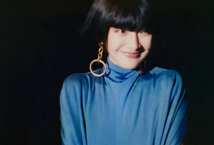 Châu Tấn xuất hiện với phong cách thời trang phá cách.