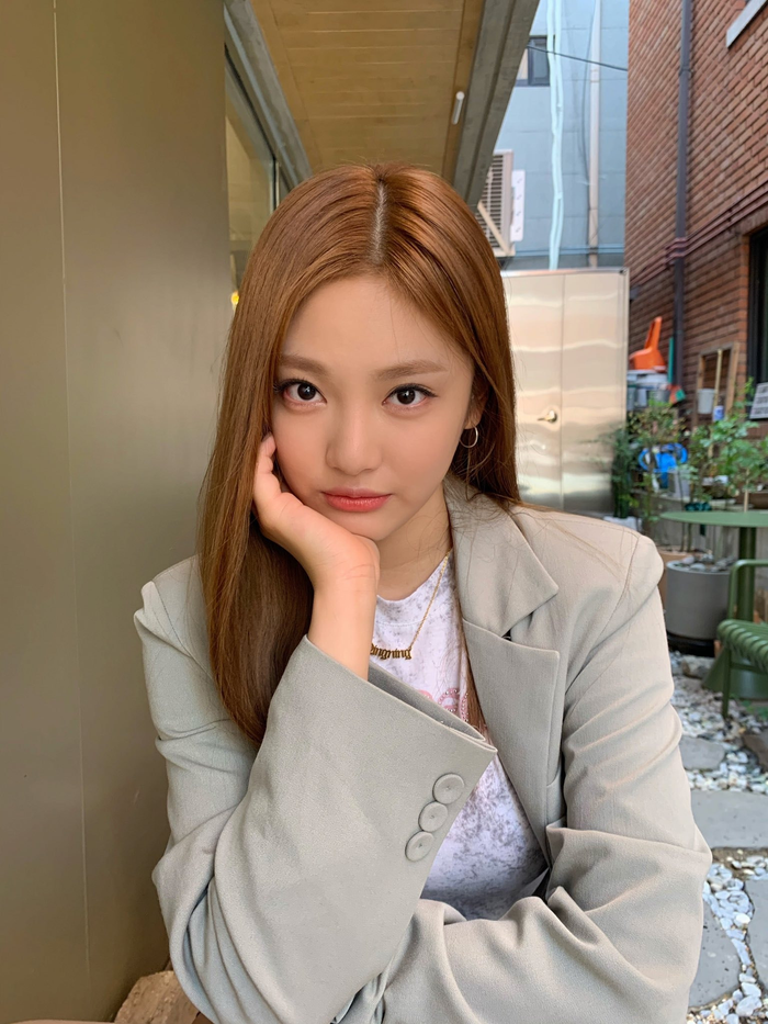 Đồng nghiệp trong nhóm aespa từng cho rằng NingNing là người có mặt mộc nổi bật nhất trong nhóm.