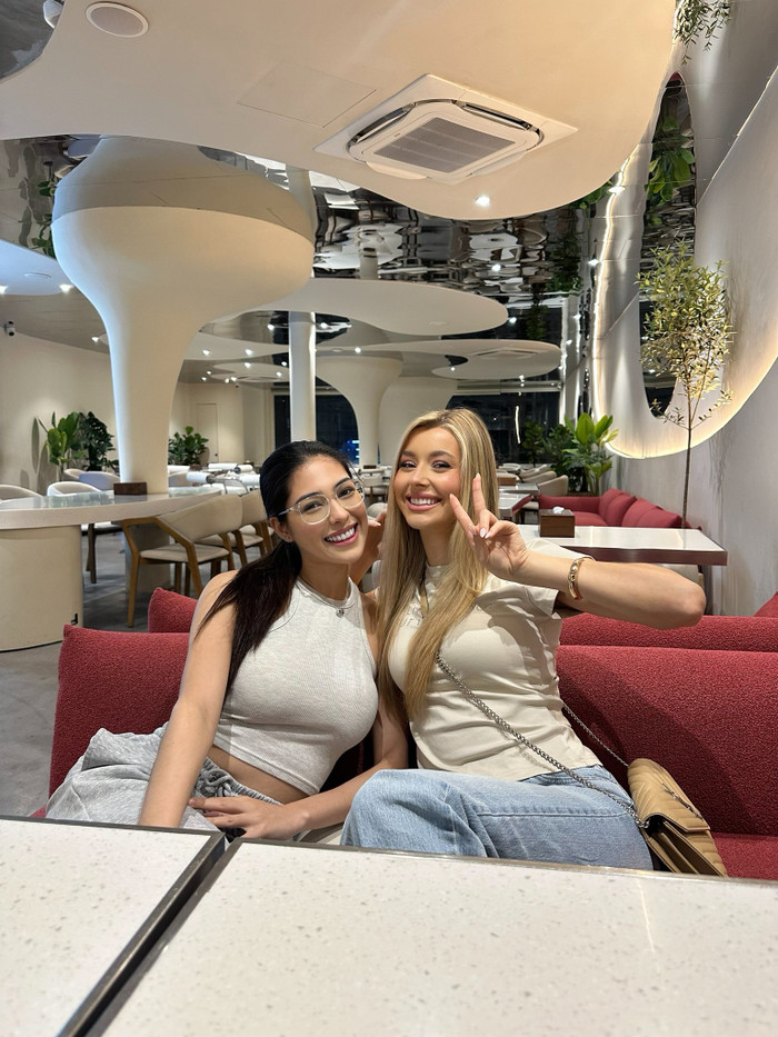 Yolina và Chelsea đều nở nụ cười rạng rỡ khi chụp hình. Ảnh: FBNV