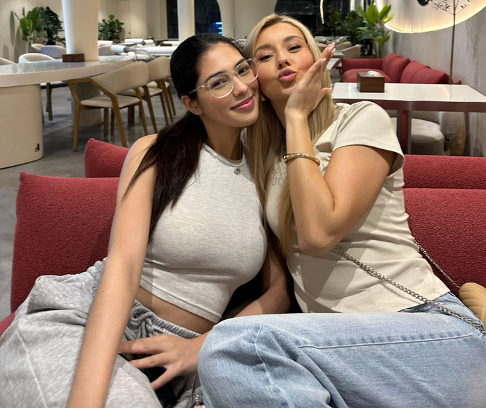 Top 2 Miss Cosmo dành thời gian rảnh đi chơi cùng nhau. Ảnh: FBNV