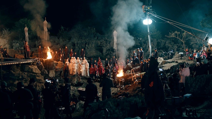 Cảnh quay trong rừng sâu gợi không khí huyền bí và chết chóc