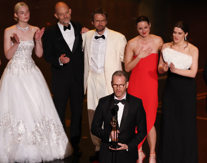 Ê kíp Sentimental Value tại lễ trao giải Oscar 2026. Ảnh: Getty Images