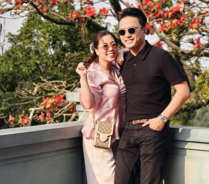 Không ít ý kiến cho rằng Hồng Đăng trông phong độ, trẻ trung, trong khi bà xã Anh Đào được khen ngợi bởi vẻ ngoài rạng rỡ.&nbsp;ẢnhẢnh: FBNV