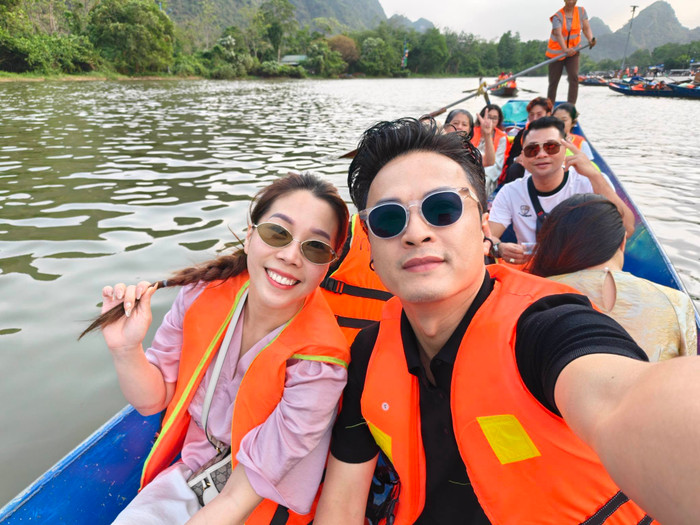 Hồng Đăng gây chú ý khi chia sẻ loạt khoảnh khắc cùng vợ và bạn bè trong chuyến đi Chùa Hương. Ảnh: FBNV