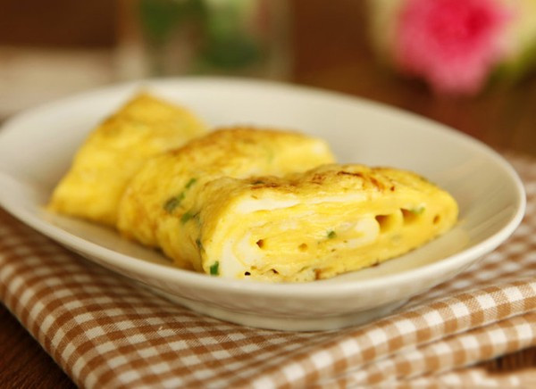 Một trong những thực phẩm để qua đêm không nên ăn lại là trứng đã chế biến.