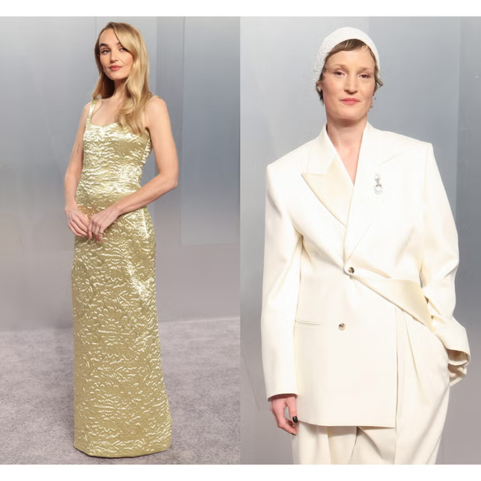 Chloe Fineman xuất hiện trong thiết kế của Kallmeyer, còn Vicky Krieps lựa chọn bộ trang phục của Bottega Veneta.