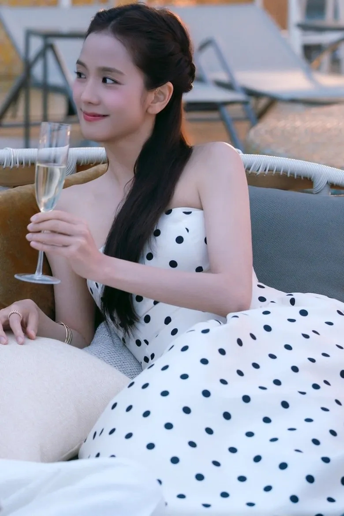 Jisoo gây ấn tượng với hình ảnh nhân vật đa sắc thái.