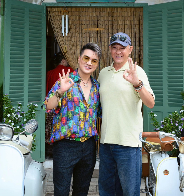 Đàm Vĩnh Hưng thử sức với việc kinh doanh quán cà phê.