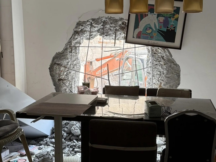 Ngôi nhà vẫn hoàn toàn nguyên vẹn cho đến khi máy xúc của nhà hàng xóm đâm thủng một lỗ trên tường trong quá trình phá dỡ. (Ảnh do chủ nhà cung cấp)