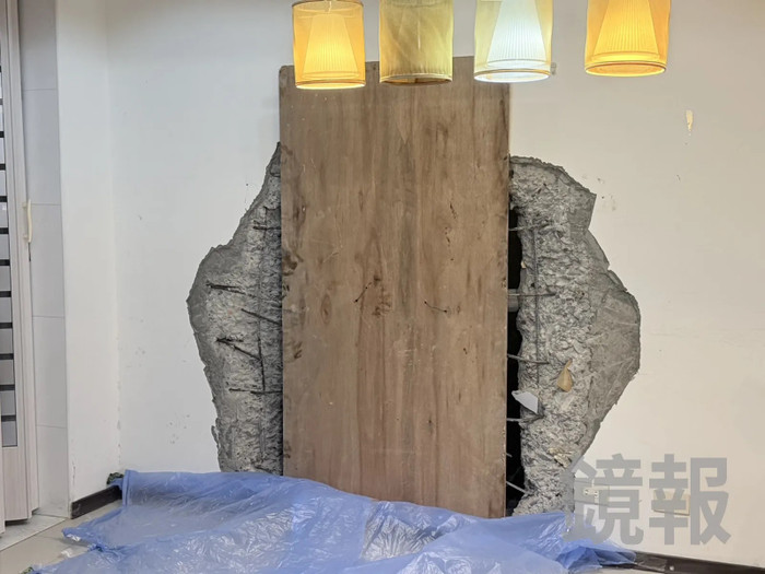 Chủ nhà chỉ có thể tạm thời chắn khu vực đó bằng ván gỗ. (Ảnh do chủ nhà cung cấp)