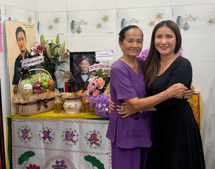 Diễn viên Cát Tường chụp ảnh cùng mẹ của Quý Bình.