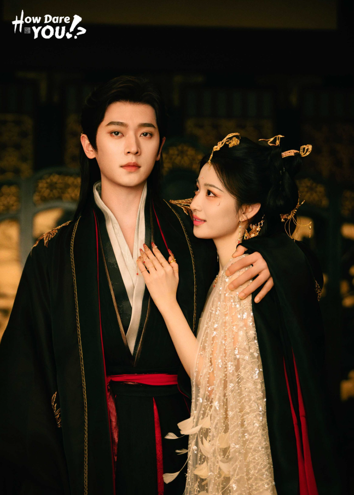 Khai thác mô-típ xuyên không theo hướng hài hước, phim kể về một cô gái hiện đại bất ngờ nhập vào vai hoàng hậu ác độc trong tiểu thuyết, nhưng lại chỉ mong về hưu sớm thay vì tranh sủng. Chính lựa chọn khác thường này khiến cô vô tình thu hút sự chú ý của hoàng đế, kéo theo hàng loạt tình huống dở khóc dở cười. Tác phẩm ghi điểm nhờ cách tiếp cận mới mẻ, phá vỡ nhiều khuôn mẫu quen thuộc của dòng phim cung đấu.