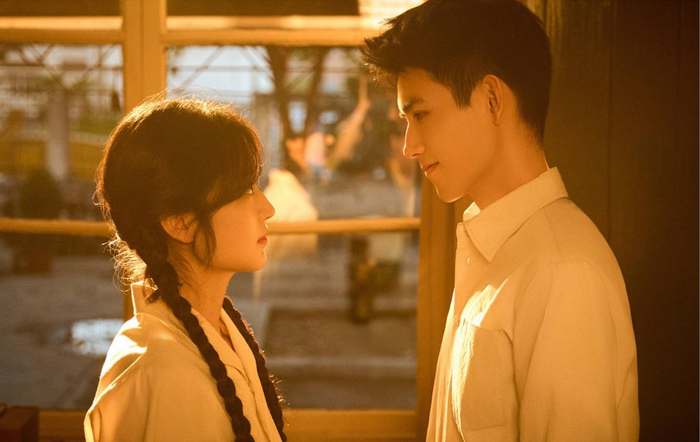 Lấy bối cảnh Trung Quốc những năm 1970, phim kể về một thanh niên trí thức do Trần Phi Vũ thủ vai phải về nông thôn lao động sau biến cố gia đình, nơi anh gặp cô gái chân chất do Tôn Thiên đảm nhận. Cả hai bước vào cuộc hôn nhân cưới trước yêu sau và cùng nhau vượt qua khó khăn của thời đại. Nhịp phim nhẹ nhàng, màu sắc hoài cổ cùng phản ứng hóa học tự nhiên giữa hai diễn viên chính giúp tác phẩm chinh phục người xem.