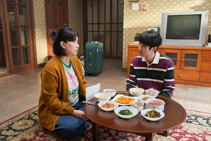 &nbsp;Ha-min tìm mọi cách không ngồi vào bàn ăn để kéo dài thời gian bên mẹ.&nbsp;