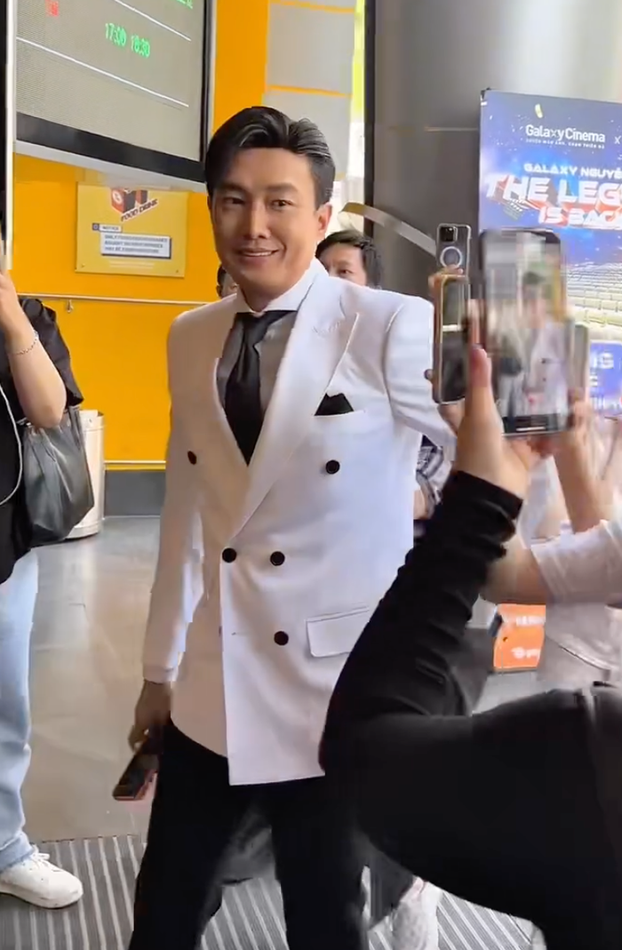 Đoạn clip Quốc Trường gọi Ngọc Trinh là 'cô dâu' đang được lan truyền trên mạng xã hội (Ảnh: Chụp màn hình Ra Rạp Xem Gì?).