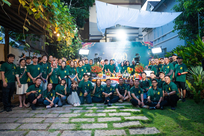 Đạo diễn Khương Ngọc cùng ê-kíp thực hiện nghi lễ cúng máy dự án 'Lên Hương' sáng 18/03. - Ảnh: NSX