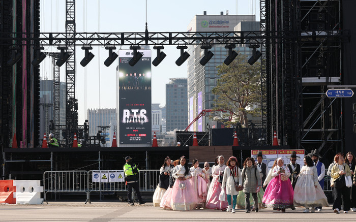 BTS và sự trở lại của một 'huyền thoại sống' Ảnh 5